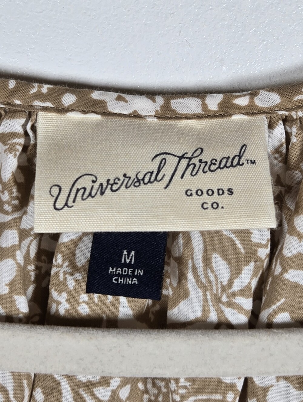 Universal Thread Tan White Ditsy Floral Flutter Sleeve Ruffle Top Size Medium - Picture 2 of 11